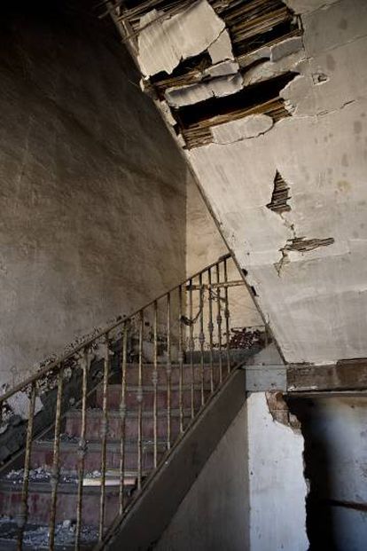 The crumbling staircase inside a building in Monfragüe (Cáceres).