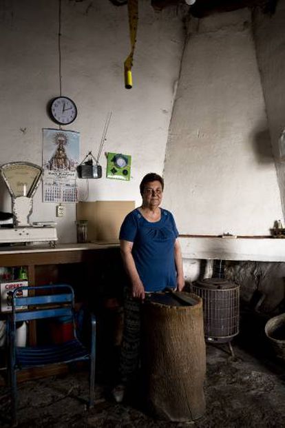 Mari Loli Sánchez, daughter and granddaughter of the local butchers in Almorchón (Badajoz).