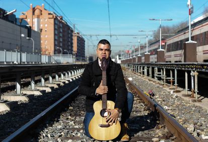 Physiotherapist Erwuin Contreras makes a living playing guitar in the subway and on commuter trains.